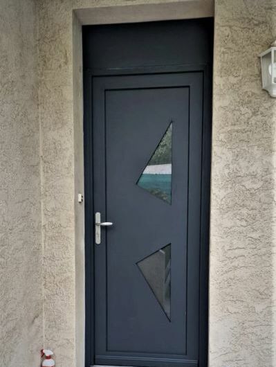 Pose d'une porte d'entrée à la Ciotat