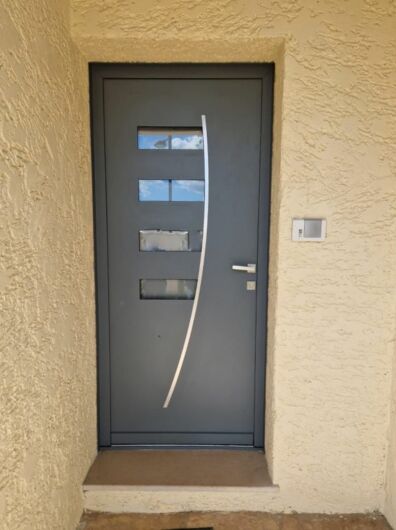 Pose d'une porte d'entrée