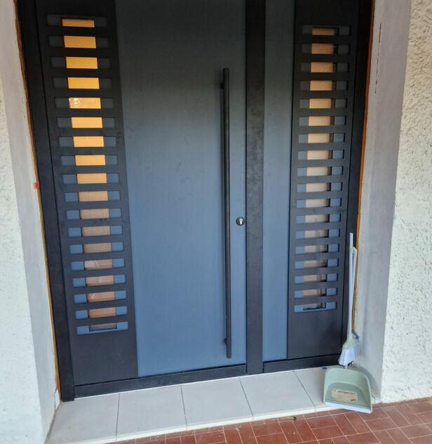 Pose d'une porte d'entrée ALU